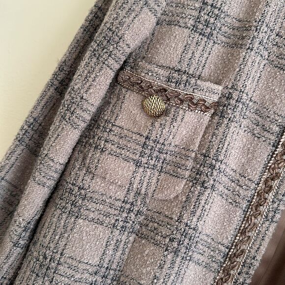 Beige Tweed Blazer with Gold buttons - Picture 3 of 5